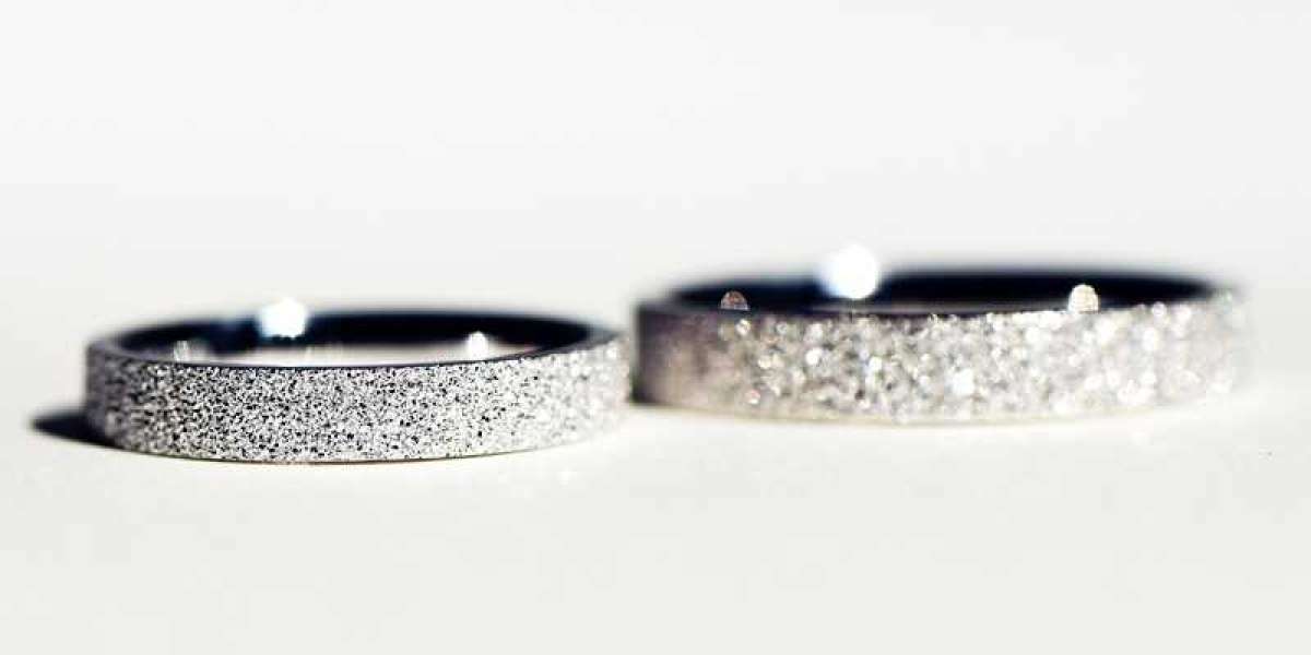 What's the design of a promise ring?